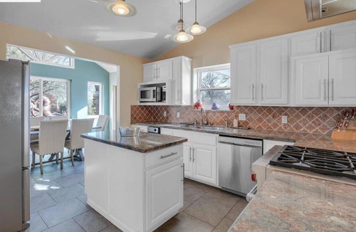 Groveland House | Serene Mountain Estate Near Yosemite –7BR Spacious, Game Room, Hot Tub.