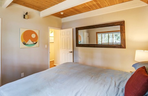 Pioneer Trail Cabin | Serene Tahoe Cabin - Hot tub, Kids room, Playground