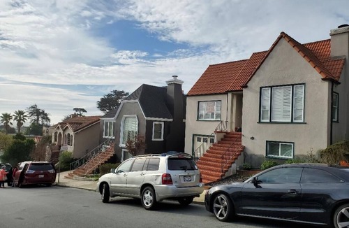 Mount Davidson Manor Apartment | SF Central Near SF State and Muni line to all attractions large 2+ bedroom