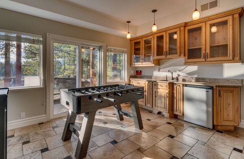 Black Bart House | Shuffleboard Table, Spa, Pool Table, Foosball, 5 mins to Heavenly, Lake, Casinos: Black Bart Estate