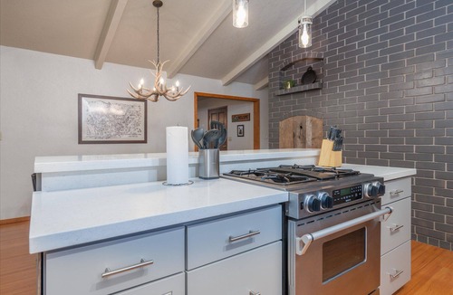 Yosemite Forks House | Sierra Mountain Escape - Brand new spa/game room!