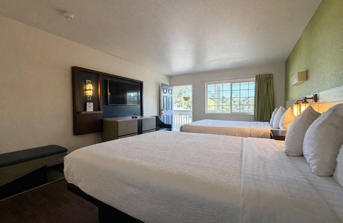 Munras Avenue Hotel | Signature 2 Queen Room - Spacious Layout - Sleeps 4