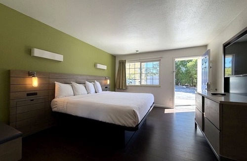 Munras Avenue Hotel | Signature King Room - Accessible (ADA) - Sleeps 2