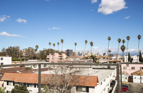 Sawtelle Apartment | Sleek Brentwood 2BR w/Gym, Rooftop & W/D, near WF & shops, by Blueground