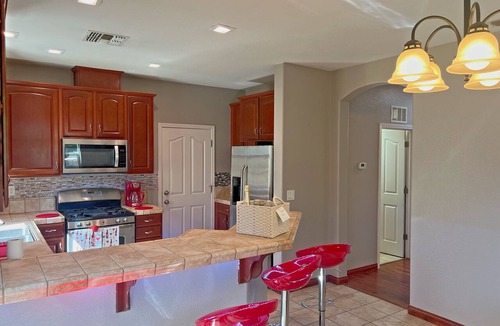 West Sacramento House | Sleeps 10 Centrally Located w/Theater Room
