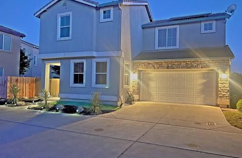 West Sacramento House | Sleeps 10 Centrally Located w/Theater Room