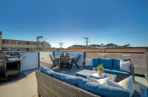 Mission Beach House | Sleeps 20 Walk to Beach 2 Side-by-Side Homes