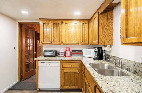 Summit Estates Ski Chalet | Slopeside Cabin B Game room W Hot tub