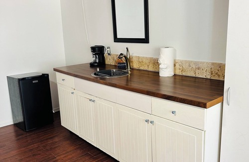 Larchmont Apartment | Small Chic studio with Outdoor Seating Area By West Hollywood With Free WiFi