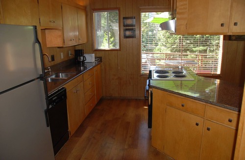 Chamberlands House | Snow! March/April availability! Driveway snow plow included! Dog ok! Fast WiFi!