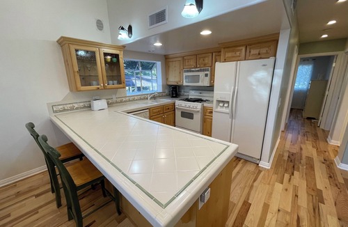 Running Springs House | Snow Valley:10 min. Easy Drive Up/Down. CLEAN! 1900 sf. Jacuzzi Tubs. Discounts!