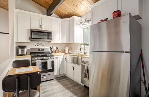 Arrowbear Lake Cabin | Snow Valley Retreat Luxury Cabin with Scenic Views Hot Tub & BBQ