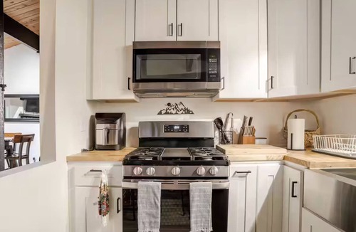 Arrowbear Lake Cabin | Snow Valley Retreat Luxury Cabin with Scenic Views Hot Tub & BBQ