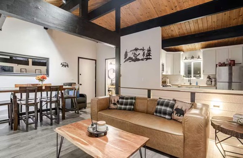 Arrowbear Lake Cabin | Snow Valley Retreat Luxury Cabin with Scenic Views Hot Tub & BBQ