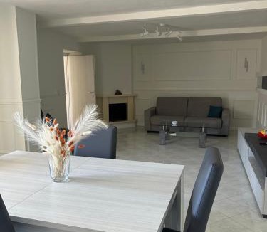 Scafati Apartment | Sofì House-Appartamento in Villa con Piscina