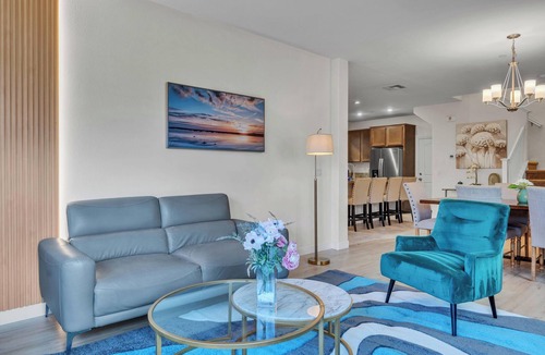 Rialto House | Sophisticated 4BR Retreat｜Pet-Friendly｜Fenced Yard & Pool Access#41339