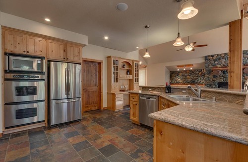 Pioneer Trail House | Spa, Shuffleboard, Foosball, Grill, Wifi, 7mins to Heavenly/Lake/Casinos – Redwood Manor