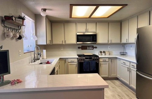 Hesperia House | Spacious 4-bedroom house in beautiful Hesperia with AC