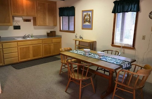 Bear Valley House | Spacious 4 Season Cabin, Ski in Winter, Lake in Summer