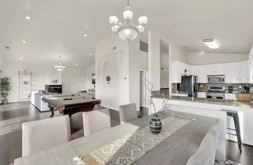 La Presa House | Spacious 5-bedroom house in welcoming Spring Valley with AC, WiFi