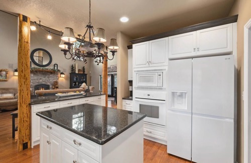 Bass Lake Cabin | Spacious 5 Bedroom Bass Lake Cabin with Bonus Room. Bass Lake Luxury!