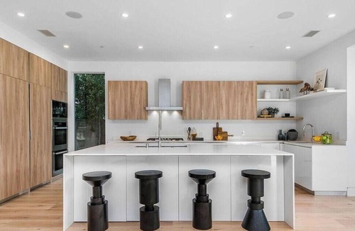Melrose House | Spacious 5-bedroom house in pleasant Los Angeles neighborhood