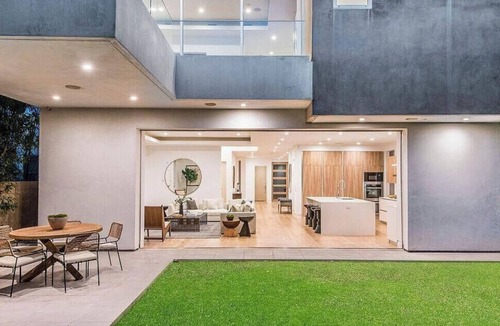 Melrose House | Spacious 5-bedroom house in pleasant Los Angeles neighborhood