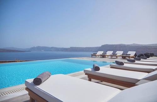 Akrotiri Villa | Spacious 5-bedroom villa in fabulous Santorini with WiFi, AC