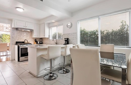 Valley Glen House | Spacious 5bed/3bath home with piano close to Universal studio & Hollywood for 10