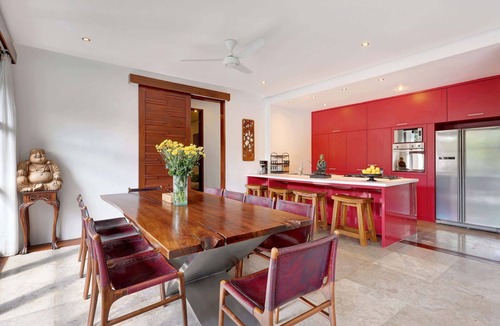 North Legian Villa | Spacious 5BR Villa Amira Walk to Legian Beach