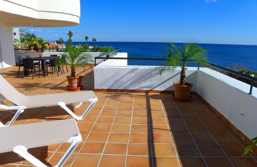 Buenas Noches Apartment | spacious apartment for 5 people on beachfront w. panoramis views