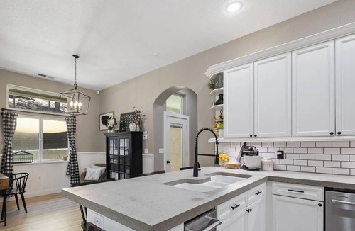 Phoenix Lake-Cedar Ridge House | Spacious-Gourmet Kitchen-Luxe King Bed-Ping Pong-Arcade