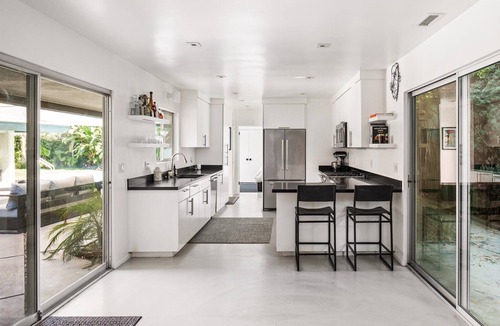 View Park-Windsor Hills House | Spacious Mid- Century 4-bedroom house with Pool charming Los Angeles