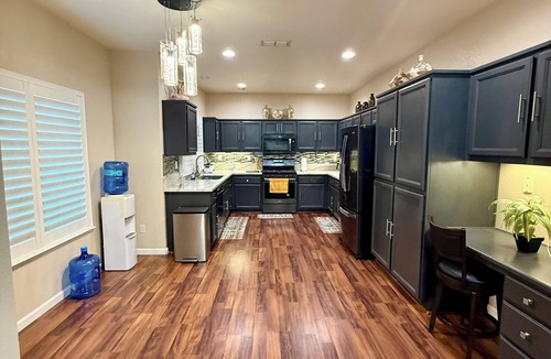 North Natomas House | Spacious Modern 4BR Home-Family-Friendly Stay, Near Airport