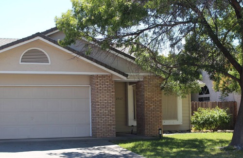 Shasta View House | Spacious Three Bedroom Home in Residential Neighborhood