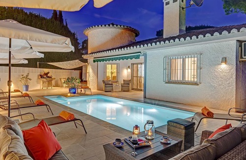 Calahonda Villa | Spacious villa with private pool and free Wifi