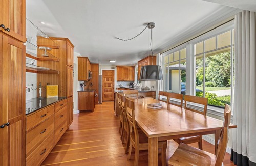 Healdsburg House | Spectacular Vineyard View! SPA, Close to Plaza!- 3br/2ba (up to 8 guests)