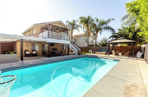 Greenacres House | Split-level NW Bakersfield Home with Outdoor Oasis