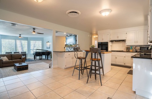 Shasta Lake House | 💥Spring Special💥Hot Tub ~2200 sq ft on 2 acres ~ 🃏Game Room ~ Close to Lake📍
