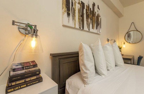 Civic Center Hotel | Standard Queen Room with Ensuite Bathroom