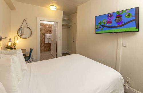 Civic Center Hotel | Standard Queen Room with Ensuite Bathroom