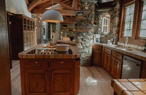 Mariposa Villa | Stone House I Thoughtful Nature Stay Near Yosemite
