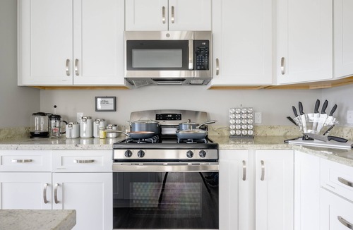 Campbell Apartment | Stunning King suite, centrally located w/fast WiFi