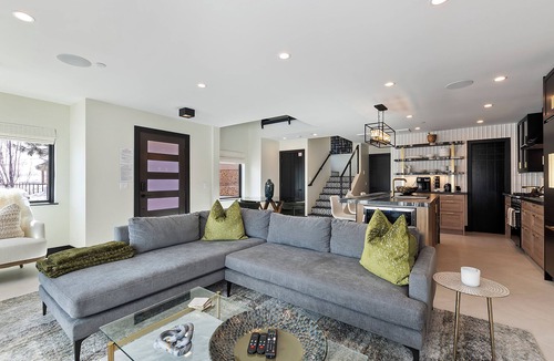 Big Bear Lake Cabin | Stunning SKI IN SKI OUT Modern Mountain Townhouse - Community Amenities: Pickleball, Tennis, Basketball & HOT TUB! Beautifully Updated 3 Bedroom 3.5 Bathroom w/Outdoor Patio & Firepit! Gated Community! 50 Yards From Bear Mountain with Slop Access! A