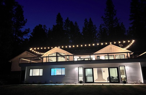 Volcano House | Stunning View, outdoor enthusiast dream! 2 bedroom, 2 full baths