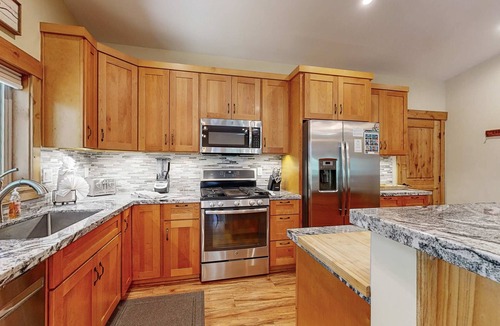 Country Club Estates House | Stylish All-Season Oasis, Fireplace - Easy Access to Skiing, Hiking, Biking