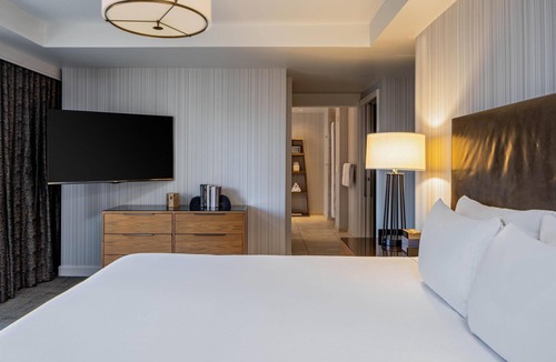 Financial District Hotel | Suite + Connecting Room at a 4⭐️ Hotel