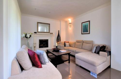 Sayalonga Villa | Sun-Soaked Villa with Blue Waters