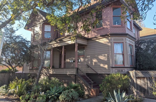 South Berkeley Apartment | Sunny 1BR in Gorgeous Berkeley Victorian