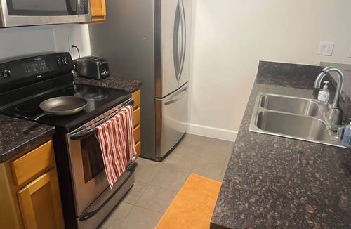 Westwood Apartment | Sunny balcony studio in Westwood, LA at 10 min walk to UCLA with Gym, WiFi, AC